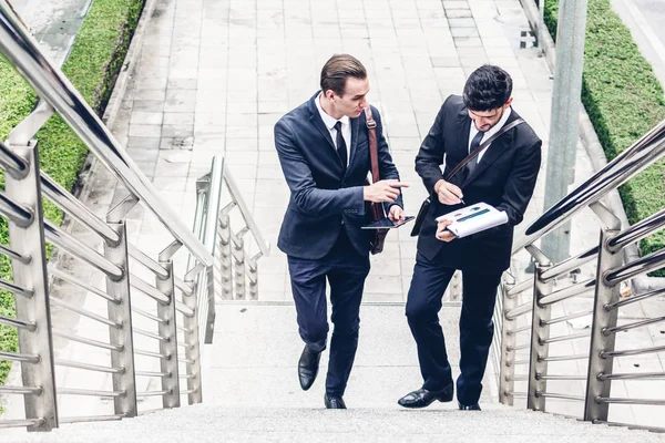 Deux Hommes Affaires Souriants Parlent Marchent Dans Ville — Photo