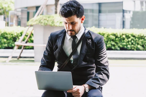 Hombre Negocios Guapo Traje Elegante Negro Sentado Trabajando Con Computadora — Foto de Stock