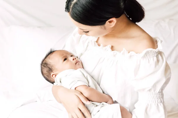 Madre Che Tiene Bambino Tra Braccia Una Camera Letto Amore — Foto Stock