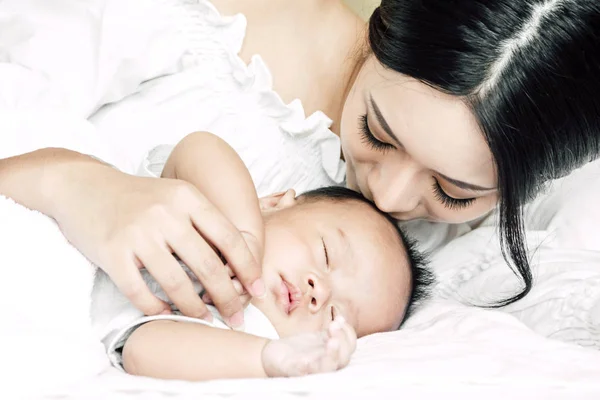 Madre Beso Sosteniendo Durmiendo Bebé Mano Blanco Bed Love Concepto —  Fotos de Stock