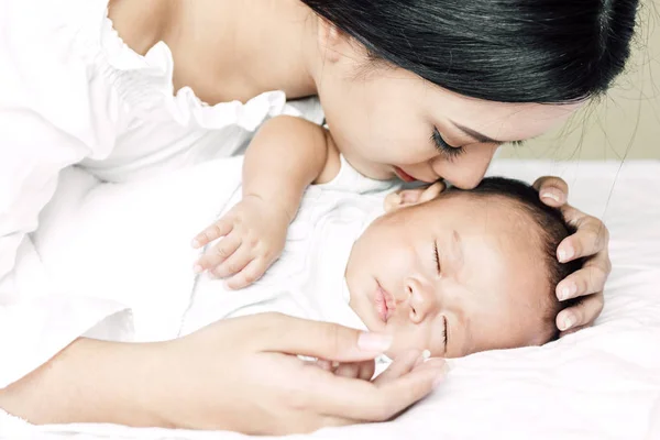 Matka Kiss Hospodářství Spící Dítě Ruku Bílé Posteli Láska Koncepce — Stock fotografie