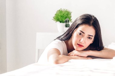 Güzel kadın yatak odasında evde rahatlatıcı