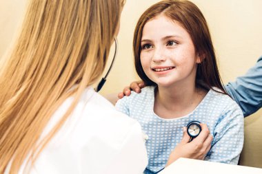 Doktor stetoskop hospital.healthcare ve tıp ile küçük kız incelenmesi