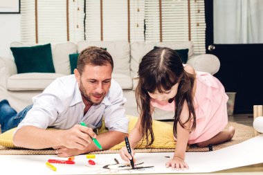 Baba küçük kızı eğleniyor ve ödevini home.painting ve çizim yapın. Gün kavramı, Aile ve baba sevgisi