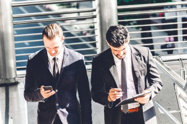 Siyah gülümseyen iki işadamı iş arkadaşlarınızla konuşmak ve walking.business insanlar modern kent strateji tartışmaya uygun