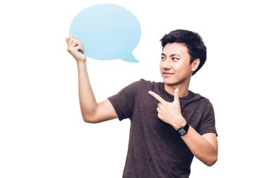 Genç adam bir konuşma balonu simgesinin boşaltmak ile gidiyor