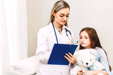 Danışmanlık doktor ve hastanede küçük kızla bilgilerini kontrol edin. Küçük bir kız sick.healthcare ve tıp vardır