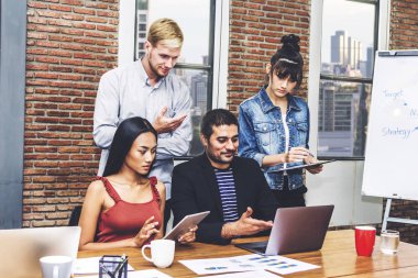 Grup çalışma ve Strateji planlama masaüstü computer.creative iş adamları ve modern çalışma çatı katında beyin fırtınası ile tartışırken rahat iş. Ekip çalışması kavramı