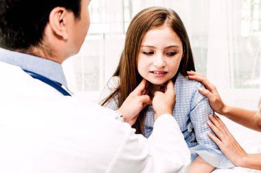Küçük kız çocuk hospital.healthcare ve tıp ile doktor kontrol ve muayene boyun ağrısı