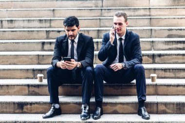 İki iş adamları smartphone.Communication kavramının birlikte teknoloji kullanımı