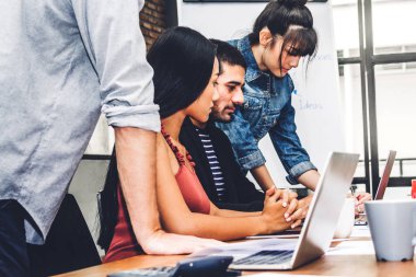 Geçici iş tartışırken grup ve dizüstü computer.creative iş ile çalışma planlama insan ve modern workloft beyin fırtınası. Ekip çalışması kavramı