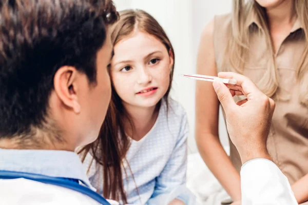 Médico Sosteniendo Termómetro Revisando Niña Enferma Niña Enferma Cama Con —  Fotos de Stock