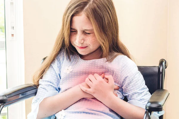 Niña Pequeña Sosteniendo Pecho Dolor Del Corazón Sentarse Silla Ruedas — Foto de Stock