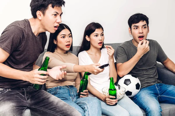 ポップコーンを食べて ビールを一緒に飲むと自宅のソファでサッカーの試合を見ている友人のグループです 友情とパーティーのコンセプト — ストック写真