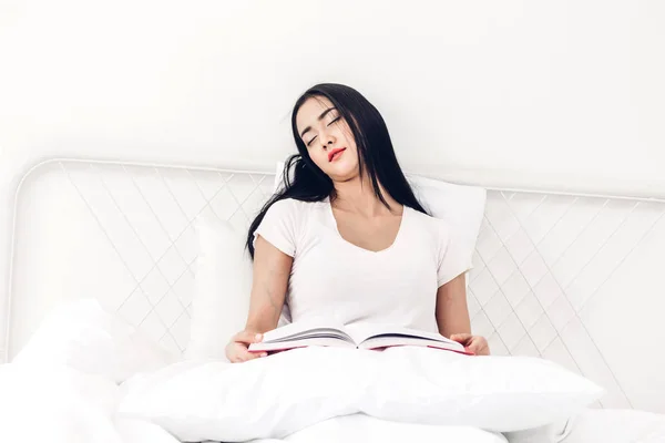 Женщина Читает Книгу Кровати Утрам — стоковое фото