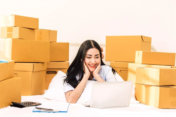 Mujer Joven Freelancer Que Trabaja Utiliza Ordenador Portátil Con Caja — Foto de Stock