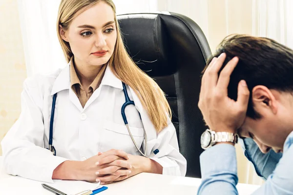 Arzt Diskutiert Und Berät Mit Männlichen Patienten Auf Dem Ärztetisch — Stockfoto