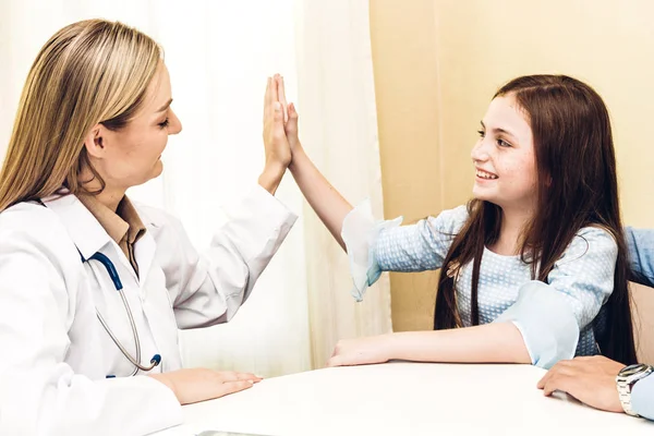 Arzt Gibt Hallo Fünf Mit Kleinem Mädchen Patientin Hospital Healthcare — Stockfoto