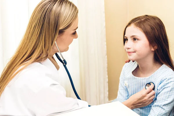 Lekarza Przeprowadzającego Badanie Dziewczynka Stetoskop Hospital Healthcare Medycyna — Zdjęcie stockowe