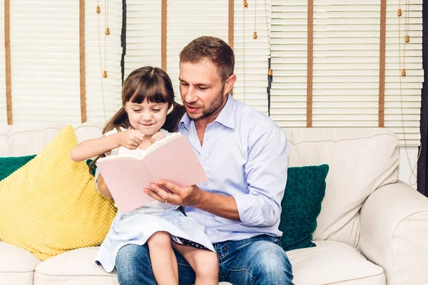 Padre Con Figlioletta Divertirsi Leggere Libro Insieme Sul Divano Casa — Foto Stock