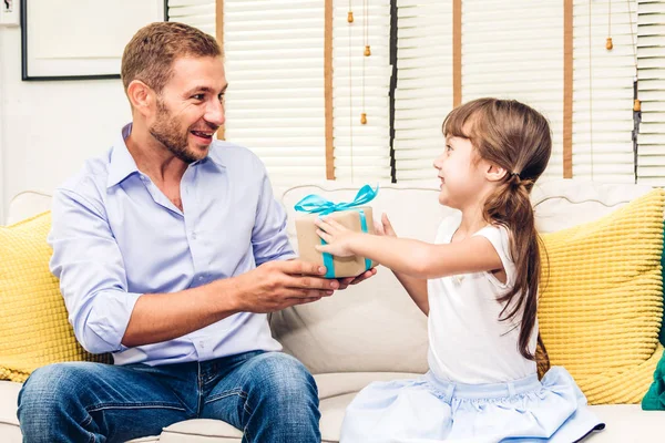 Dochtertje Geven Haar Vader Doos Van Gift Van Een Blauw — Stockfoto