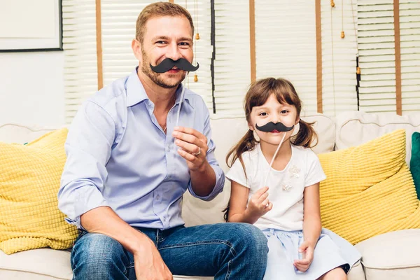 Padre Con Figlioletta Divertirsi Giocare Insieme Sul Divano Casa Amore — Foto Stock