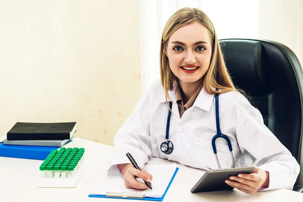 Vrouwelijke Arts Stethoscoop Werken Met Computer Taplat Hospital Healthcare Geneeskunde — Stockfoto