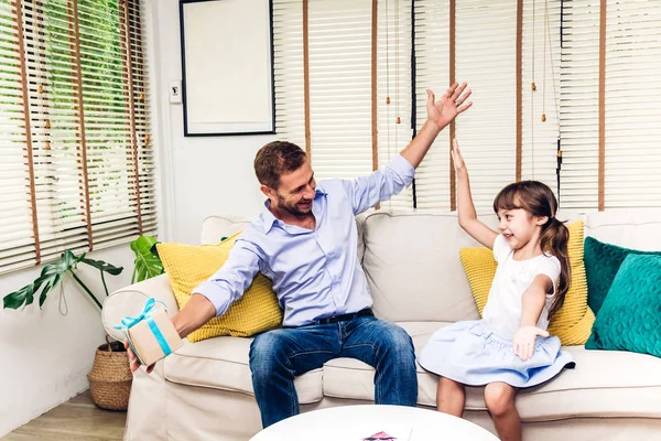 Hijita Dándole Padre Una Caja Regalo Cinta Azul Para Sorpresa — Foto de Stock