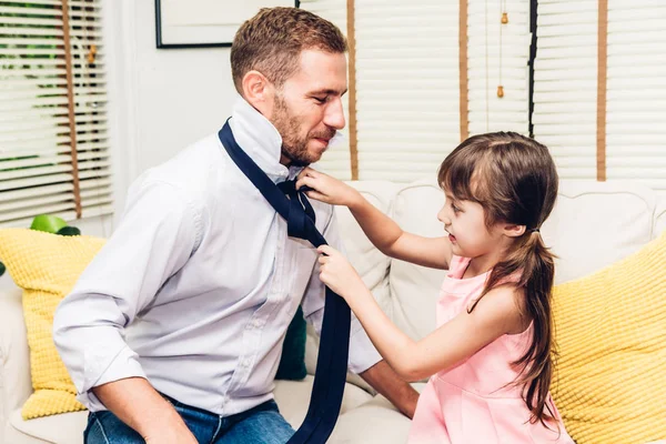 Ayah Dengan Anak Kecil Bersenang Senang Dan Bermain Bersama Sofa — Stok Foto