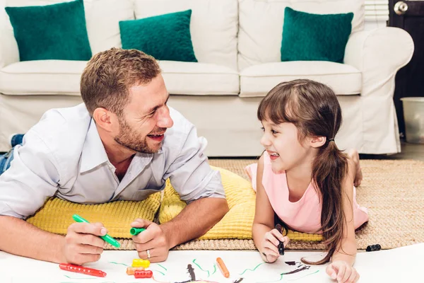 楽しい小さな娘と父 Home Painting と図面で宿題します 家族と父の日の概念の愛 — ストック写真