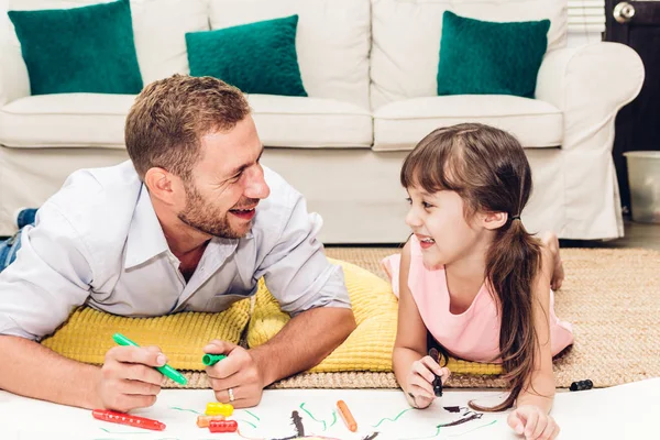 Pai Com Pequena Filha Divertindo Fazer Seu Dever Casa Home — Fotografia de Stock