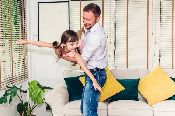 Padre Con Hija Pequeña Divirtiéndose Jugando Juntos Papá Sosteniendo Hija — Foto de Stock