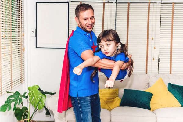 Padre Con Hija Pequeña Traje Superhéroe Divertirse Jugar Superhéroes Juntos — Foto de Stock