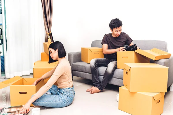Happy Young Couple Unpacking Box Moving New Home House Moving — Stock Photo, Image