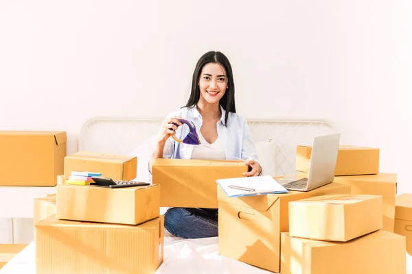 Freelancer Mulher Jovem Trabalhando Sme Business Compras Line Embalagem Caixa — Fotografia de Stock