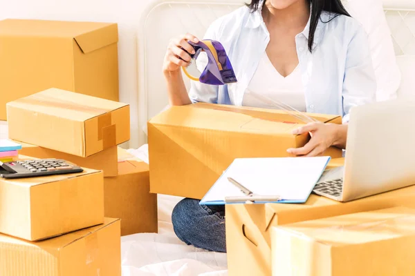 Mujer Joven Freelancer Trabajo Sme Negocio Compras Línea Embalaje Caja — Foto de Stock