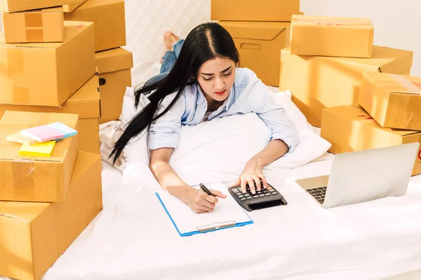 Mujer Joven Freelancer Trabajando Lista Verificación Por Escrito Con Caja — Foto de Stock