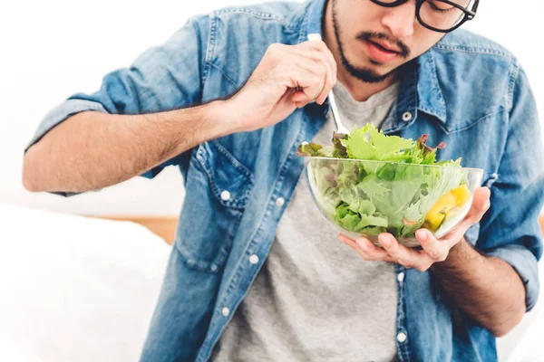 Jongeman Organische Gezonde Salade Met Fruit Eten Kom Bed Bij — Stockfoto