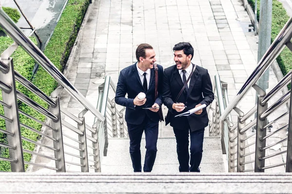 Dos Hombres Negocios Sonrientes Hablando Caminando Por Ciudad — Foto de Stock