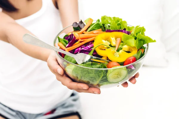女性は食べると緑色食品と Bowl Dieting Concept Healthy ライフ スタイルの健康的なサラダを表示 — ストック写真