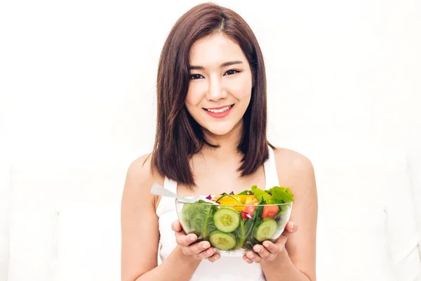 Mujer Feliz Comiendo Mostrando Ensalada Fresca Saludable Estilo Vida Bowl — Foto de Stock