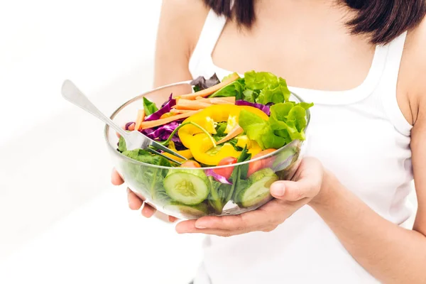 Donna Che Mangia Mostra Sana Insalata Fresca Una Ciotola Dieta — Foto Stock