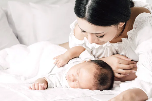 Madre Che Tiene Mano Del Bambino Addormentato Sul Letto Bianco — Foto Stock