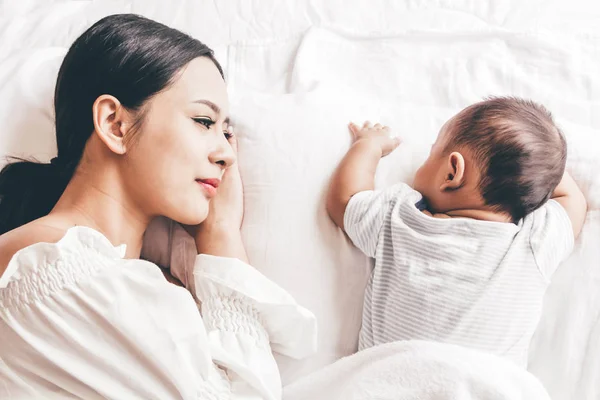 Madre Che Tiene Mano Del Bambino Addormentato Sul Letto Bianco — Foto Stock