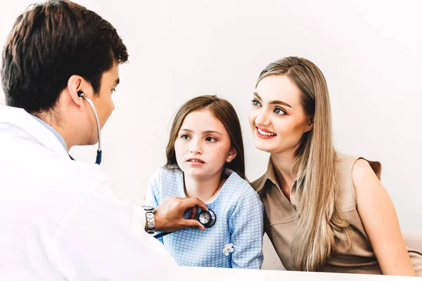 Médico Examinando Una Niña Pequeña Con Estetoscopio Hospital Healthcare Medicina — Foto de Stock