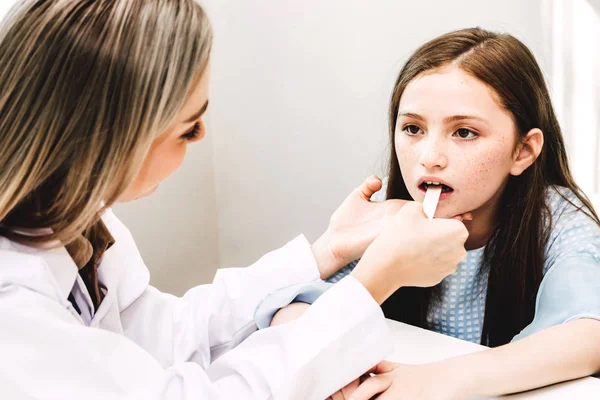 Ärztliche Untersuchung Und Untersuchung Mund Bei Kleinen Mädchen Mit Kinderkehle — Stockfoto