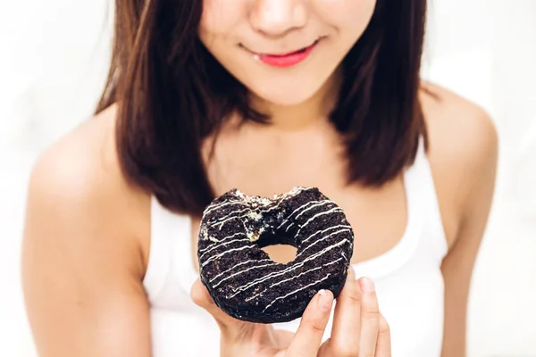 Beautiful Woman Enjoy Eating Chocolate Donut Cake Home Unhealthy Junk — Stock Photo, Image