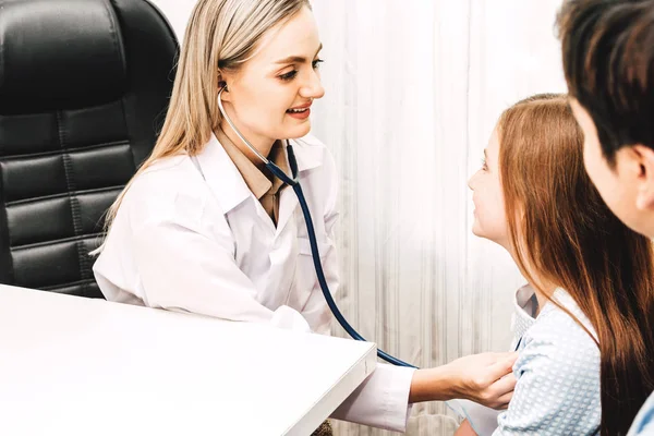 Médecin Examinant Une Petite Fille Avec Stéthoscope Hôpital — Photo