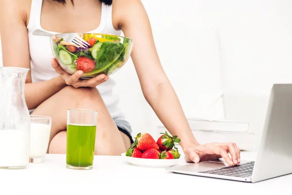 Woman Holding Healthy Fresh Salad Bowl Working Laptop Computer While — Stock Photo, Image
