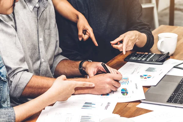 Gruppe Von Casual Business Diskutiert Und Arbeitet Mit Laptop Computer — Stockfoto